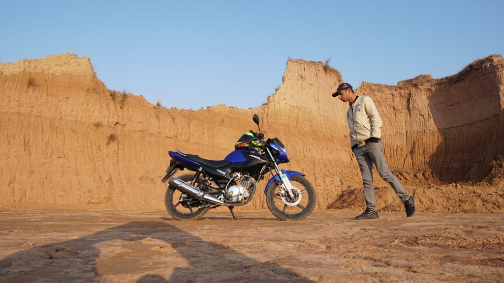Haris awaan with his Yamaha YBR at some tourist spot